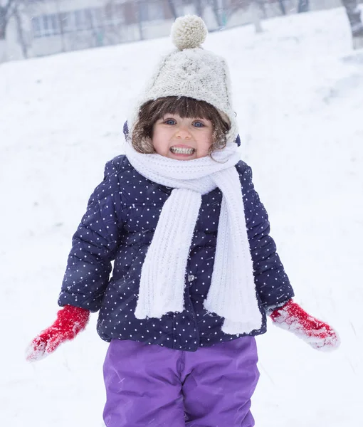 Retrato Menina Pequena Criança Roupas Inverno Com Neve Caindo — Fotografia de Stock