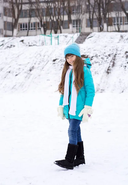 Retrato Niña Ropa Invierno Con Nieve Cayendo —  Fotos de Stock