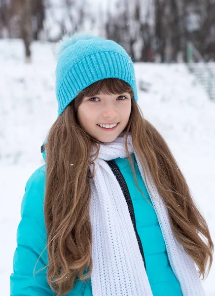 Ritratto Ragazza Abiti Invernali Con Neve Che Cade — Foto Stock