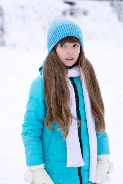 Retrato Uma Menina Bonito Tempo Nevado — Fotografia de Stock