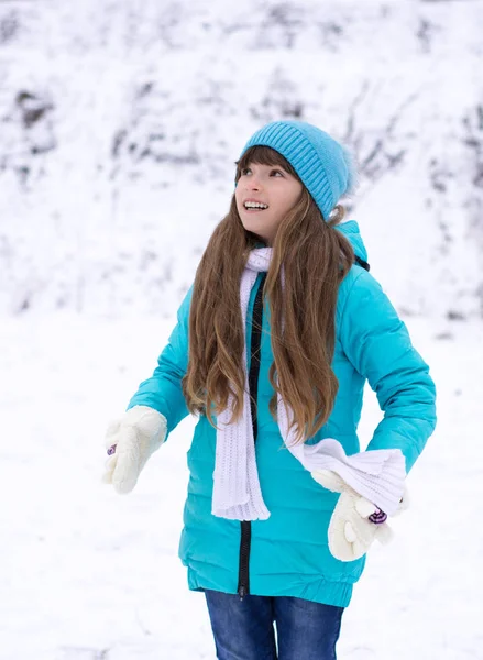 Retrato Uma Menina Bonito Tempo Nevado — Fotografia de Stock