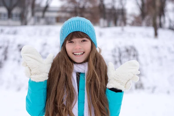 Retrato Uma Menina Bonito Tempo Nevado — Fotografia de Stock