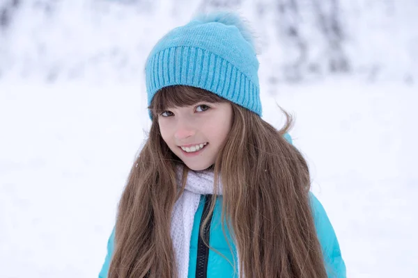Retrato Uma Menina Bonito Tempo Nevado — Fotografia de Stock