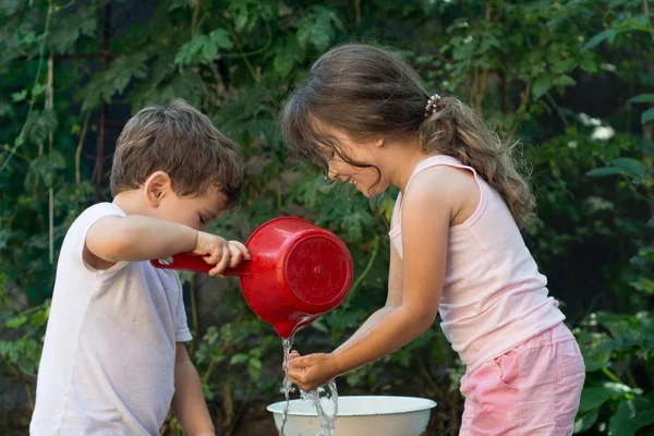 Kleine Mädchen Und Kleine Jungen Waschen Sich Morgens Die Hände — Stockfoto