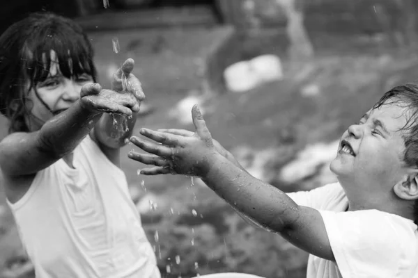 Manos Niños Agua Salpicada Día Soleado Escasez Agua Cambio Climático — Foto de Stock