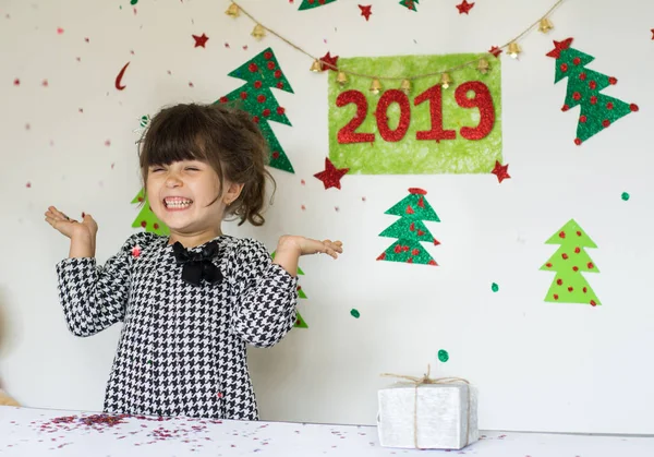 Güzel küçük prenses. 2019 yeni yıl. Kış tatilleri kutluyor. Noel ruh hali.