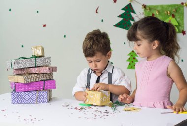 Şirin mutlu heyecanlı çocuk, erkek ve kız güzel odada Noel hediyesi kutusunu açın. Kız ve erkek kardeş dekore edilmiş ağaç yakınındaki Xmas hediye vermek. Aile tatilleri