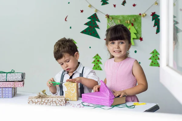 Söt Glada Glada Barn Pojke Och Flicka Packa Jul Nuvarande — Stockfoto