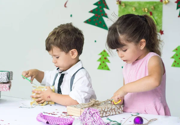 Lycklig Pojke Och Flicka Öppettider Jul Presenterar Hemma Juletid För — Stockfoto