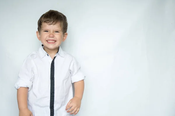 Hezký Jistý Mladý Chlapec Stál Usmíval Bílé Košili Portrét Batole — Stock fotografie