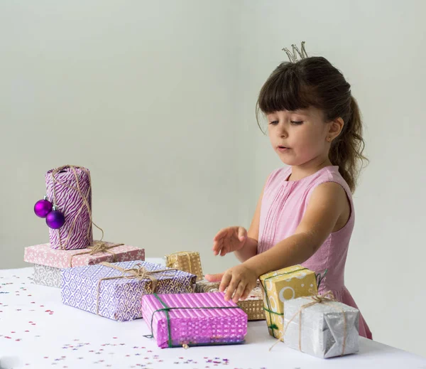 Lyckligt Trendiga Barn Rosa Klänning Isolerad Vit Bakgrund Öppna Jul — Stockfoto