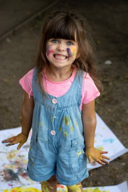 Mutlu çocuk elleriyle resim sanatları zevk