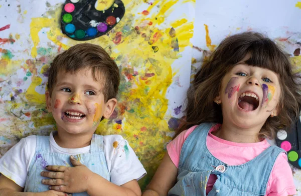 Crianças Rindo Com Pontos Pintura Cores Rosto Com Cores Escovas — Fotografia de Stock