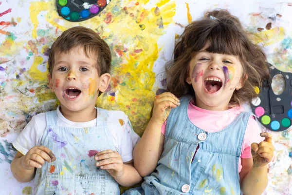 Crianças Rindo Com Pontos Pintura Cores Rosto Com Cores Escovas — Fotografia de Stock