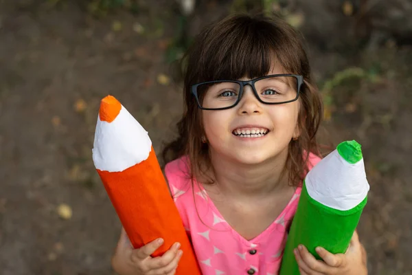 Miúdo Com Lápis Cor Criatividade Conceito Educação Miúda Tem Uma — Fotografia de Stock