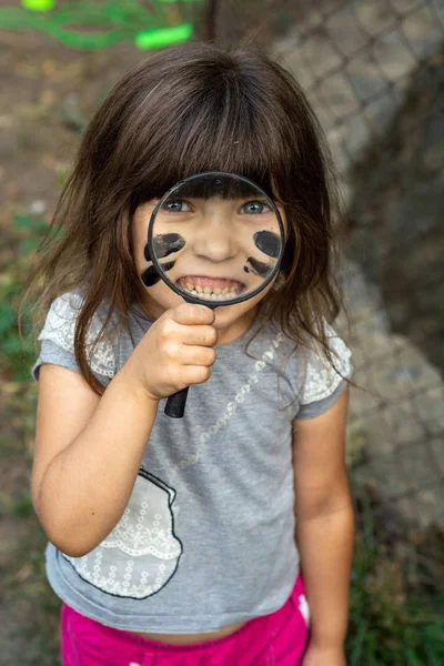 Lustiger Kinderblick Die Kamera Große Blaue Augen Schmutzige Gesichter Und — Stockfoto