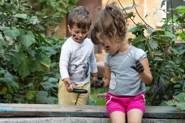 Glückliche Kinder Die Draußen Mit Schmutzigen Händen Und Schmutzigem Gesicht — Stockfoto
