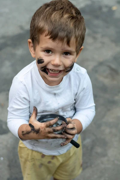 Ein Niedlicher Kleiner Junge Lacht Während Draußen Schlamm Spielt Und — Stockfoto