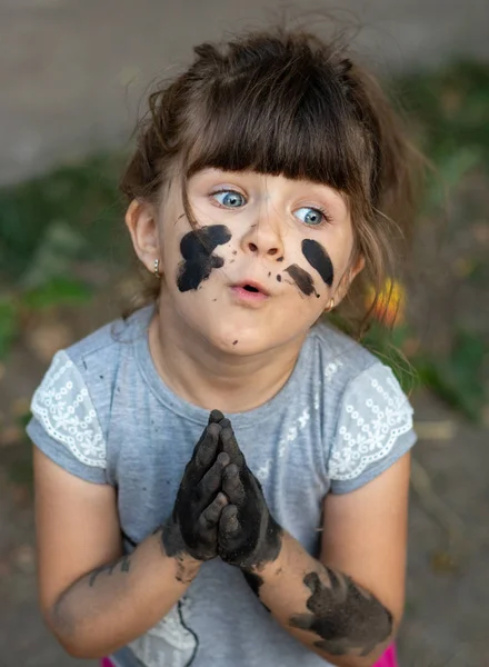 Tyvärr Snälla Funny Kid Smutsiga Ansikte Glad Pretty Kid Flicka — Stockfoto