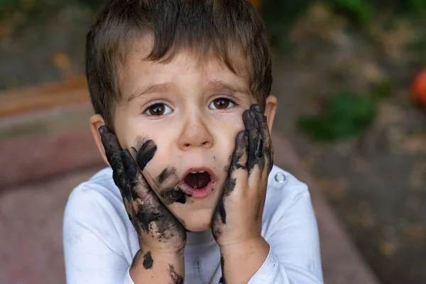 Siento Por Favor Chico Gracioso Cara Sucia Barro Feliz Niño — Foto de Stock