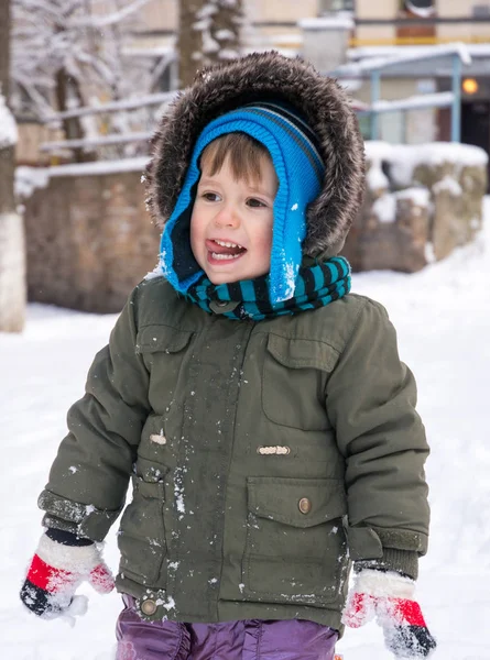 Niño Chaqueta Sombrero Punto Captura Copos Nieve Parque Invierno Navidad — Foto de Stock
