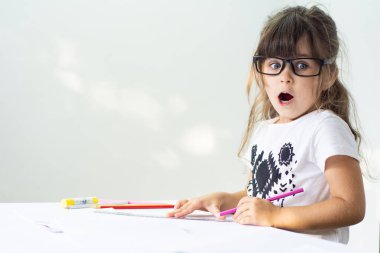 Oops! Şok çocuk öğrenme sınıf veya İlköğretim Okulu. Okul öncesi çocuklar.