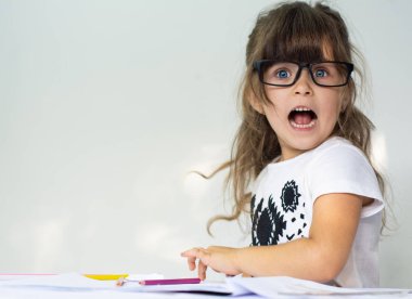 Vay canına! Şok çocuk öğrenme sınıf veya İlköğretim Okulu. Okul öncesi çocuklar.