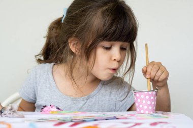 oynayan ve evde boyama ya da anaokulu ya da anaokulu çocuk