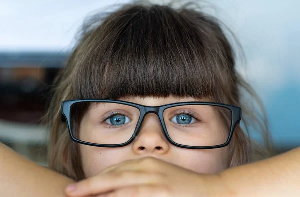 Nettes Kleines Mädchen Mit Brille Versteckt Sich Hinter Dem Tisch — Stockfoto