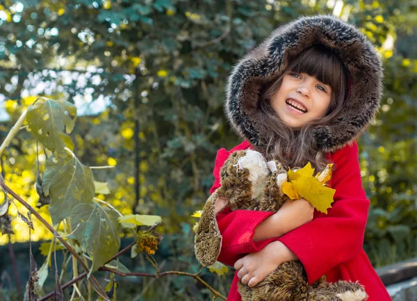 Glückliches Kind Das Herbstpark Spielt Kind Das Gelbes Herbstlaub Sammelt — Stockfoto