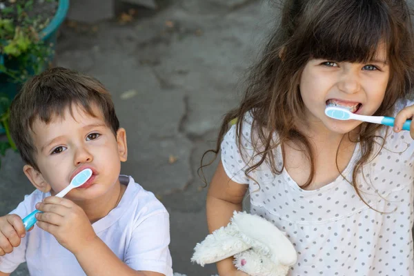 Crianças Escovando Dentes Dois Miúdos Manhã — Fotografia de Stock