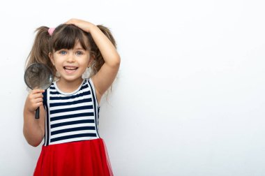 Büyüteç ile meraklı kız