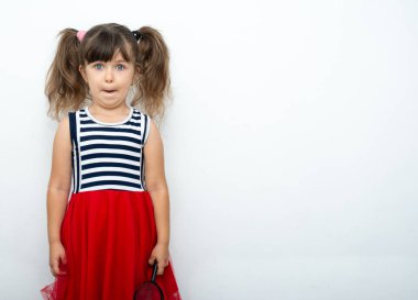 Büyüteç ile meraklı kız