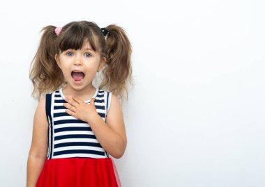 Çılgın kız izole, beyaz arka plan kalıyor