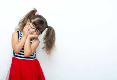 Mutlu sevimli zeki kız beyaz arka planda bir gözlük kaldıkları 