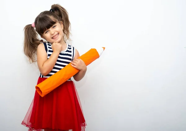 Ragazza Età Scolare Possesso Matita Grande Disegno Scrittura Spazio Copia — Foto Stock