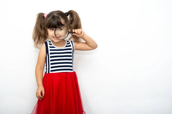 Niña Mirando Través Una Lupa Sobre Fondo Blanco —  Fotos de Stock