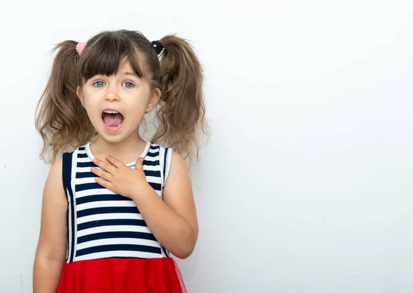 Menina Louca Está Hospedado Fundo Branco Isolado — Fotografia de Stock