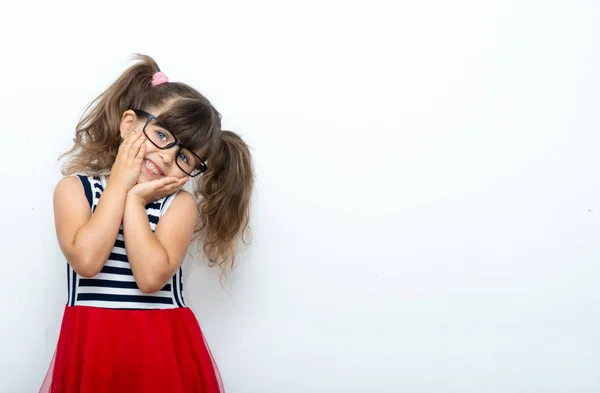 Ευτυχισμένος Κορίτσι Χαριτωμένο Έξυπνος Μένει Στο Λευκό Φόντο Μια Γυαλιά — Φωτογραφία Αρχείου