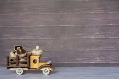 Sonbahar arka plan, küçük araba ulaşım ahşap tahta üzerinde birçok mantar. Kopya alanı.