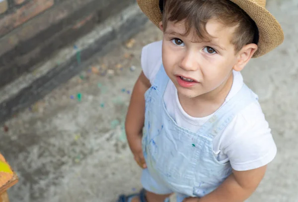 Außenporträt Eines Lächelnden Kleinen Jungen Der Einem Sonnigen Morgen Park — Stockfoto