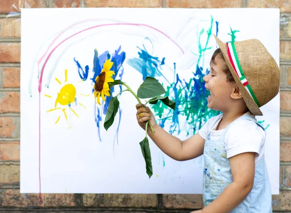 Criativa Criança Brincando Pintura Natureza Feliz Miúdo Anos Conceito Liberdade — Fotografia de Stock