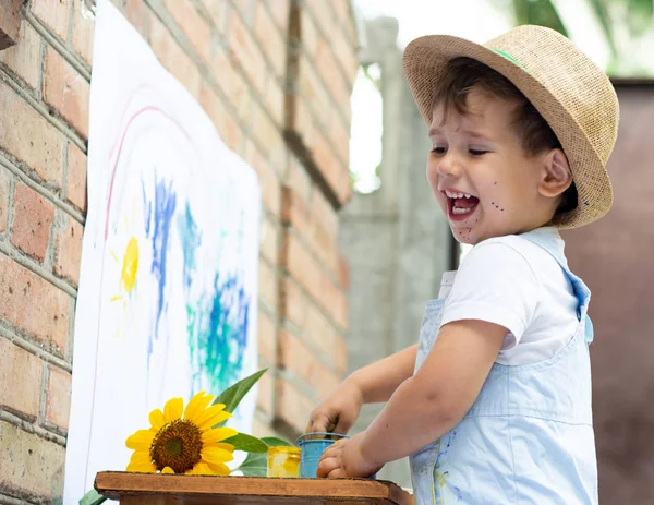 快乐的孩子享受艺术和手工艺绘画与画笔 — 图库照片