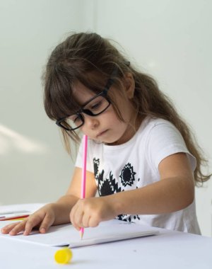 Ders veya dersler öğrenme evlat. Sınıf, çocuk yazı ev ödevi.