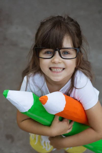 Criança Pronta Para Escola Criança Inteligente Bonito Óculos Segurando Lápis — Fotografia de Stock