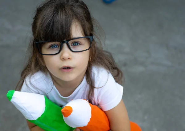 Criança Pronta Para Escola Criança Inteligente Bonito Óculos Segurando Lápis — Fotografia de Stock