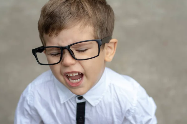 Niño Mimado Gafas Camisa Blanca — Foto de Stock