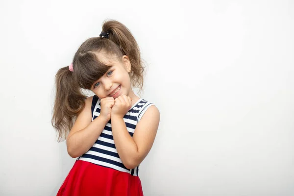 Portrét Šťastné Smějící Dívka Dítě Bílé Pozadí Prostor Pro Reklamní — Stock fotografie