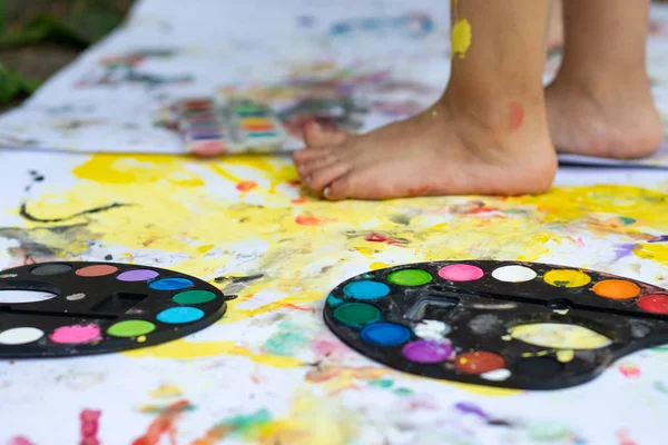 Malowane Dzieci Palce Stóp Sztuki Palety Pędzli Malowania Koncepcja Szczęśliwe — Zdjęcie stockowe