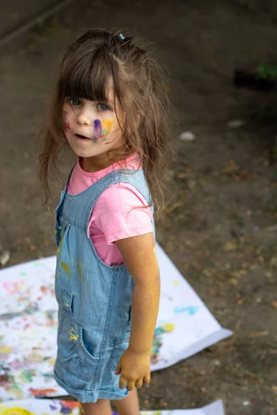 Retrato Criança Surpreso Chocado Divertindo Com Mãos Pintar Menina Engraçada — Fotografia de Stock